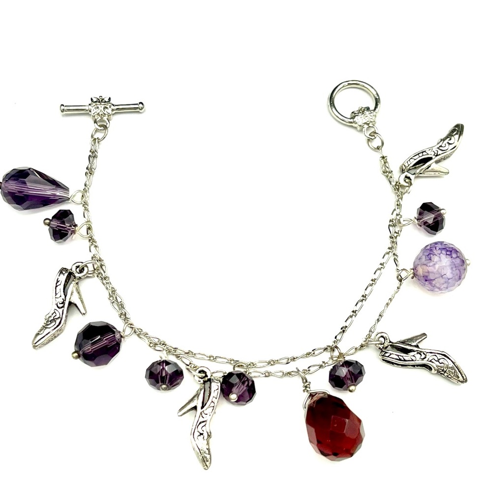 NWT 💟 DOUBLE STRAND CHARM BRACELET IN TONES OF PURPLE CRYSTALS WITH SHOE CHARMS